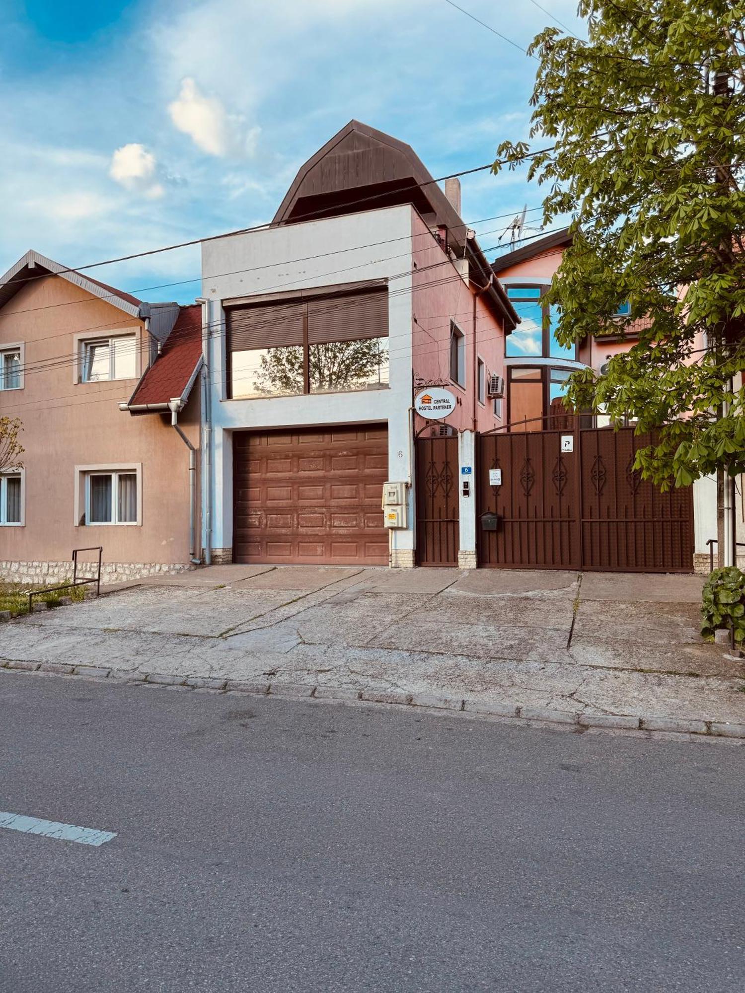 Central Hostel Partener Oradea Exterior photo